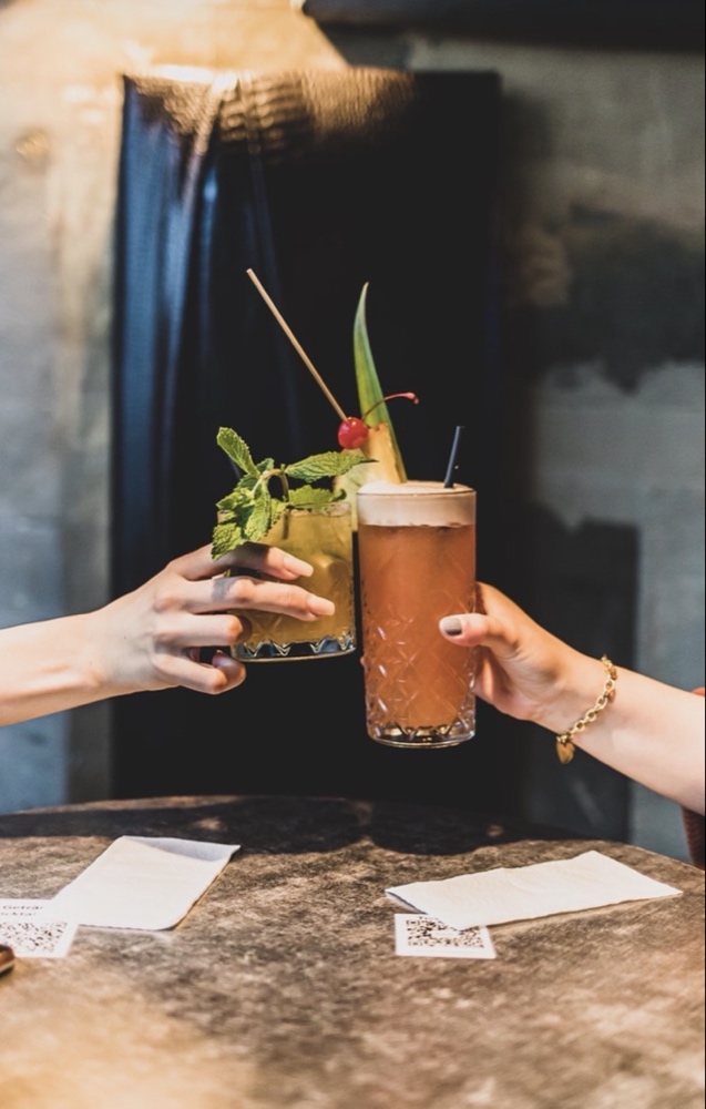 Cocktails anstoßen
